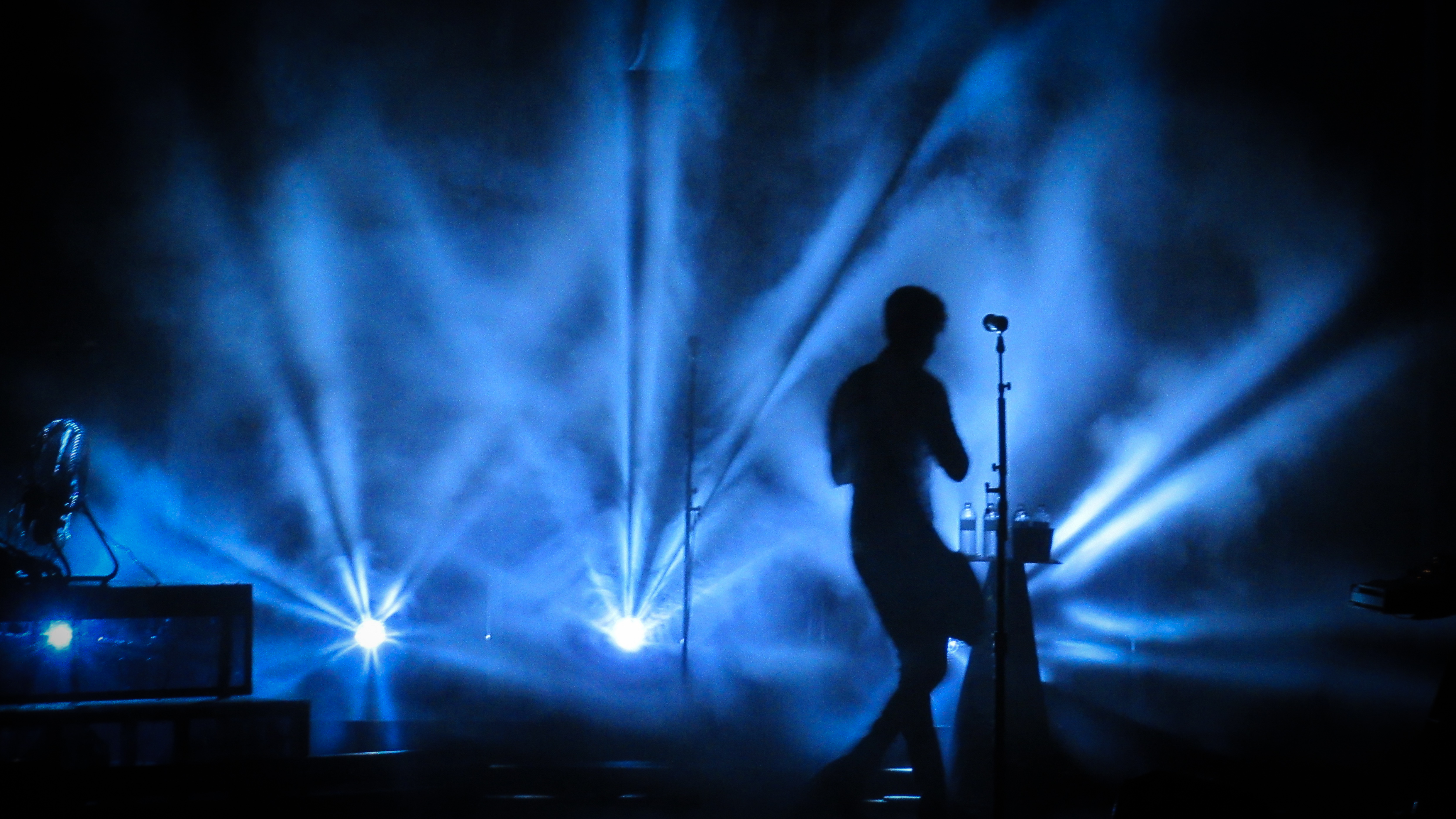 5sos with blue lights
